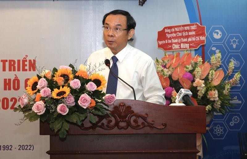 越共中央政治局委员、胡志明市委书记阮文年在庆祝大会上发表讲话。