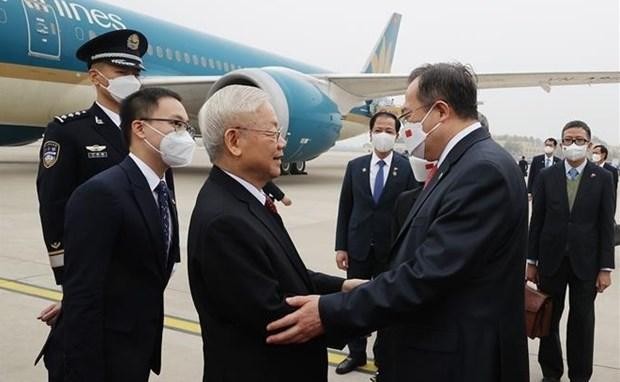 中共中央对外联络部部长刘建超在机场迎接阮富仲总书记。
