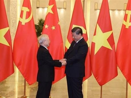 越共中央总书记阮富仲和中共中央总书记、国家主席习近平握手。