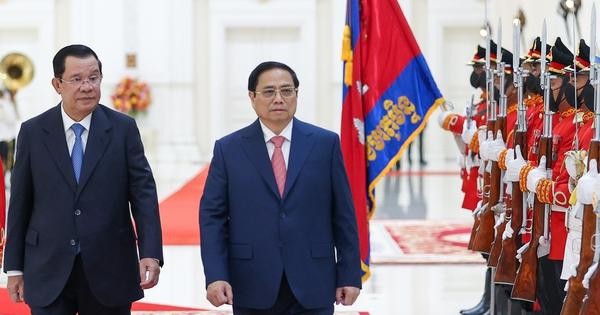 洪森首相与范明正总理检阅柬埔寨皇家仪仗队。