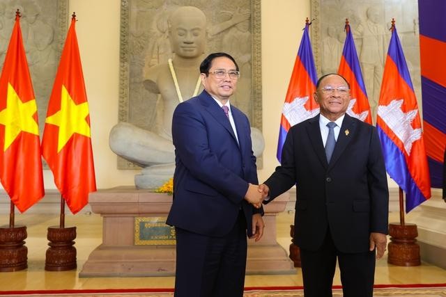 范明正总理与柬埔寨国会主席韩桑林握手。