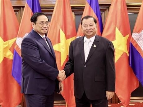 范明正总理与柬埔寨参议院主席赛握手。