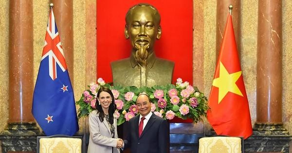 国家主席阮春福与杰辛达·阿德恩总理握手。