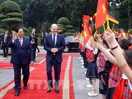 越南少儿欢迎德国总理奥拉夫·朔尔茨。