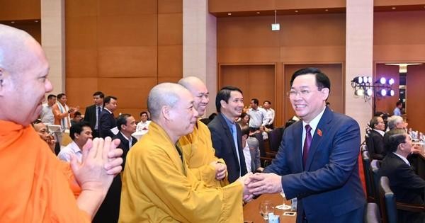 国会主席王廷惠和与会代表握手。