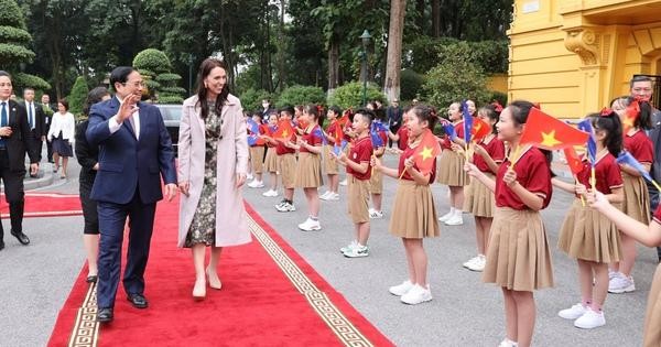 越南少儿欢迎杰辛达·阿德恩总理。