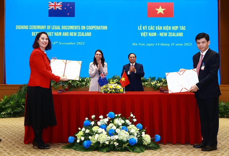 范明正总理和杰辛达·阿德恩总理出席合作文件签署仪式。