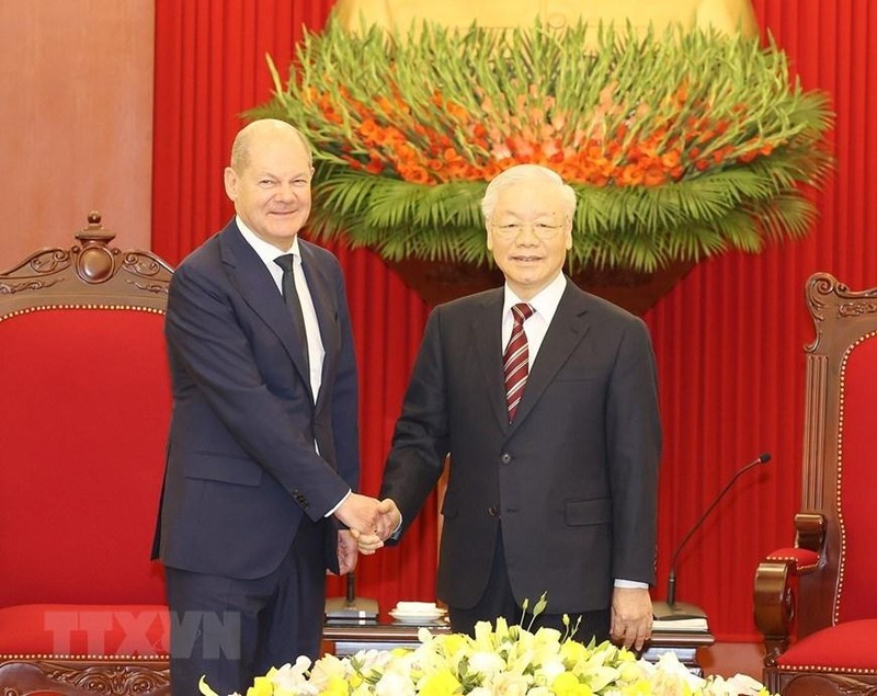 阮富仲总书记与奥拉夫·朔尔茨总理握手。