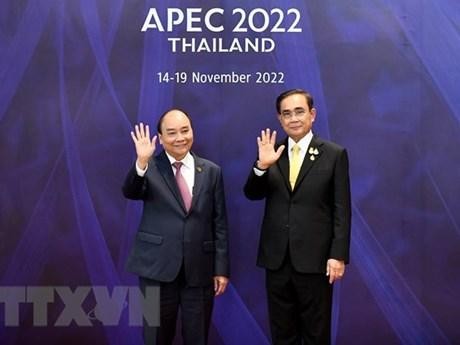 越南国家主席阮春福与泰国总理巴育挥手致意。