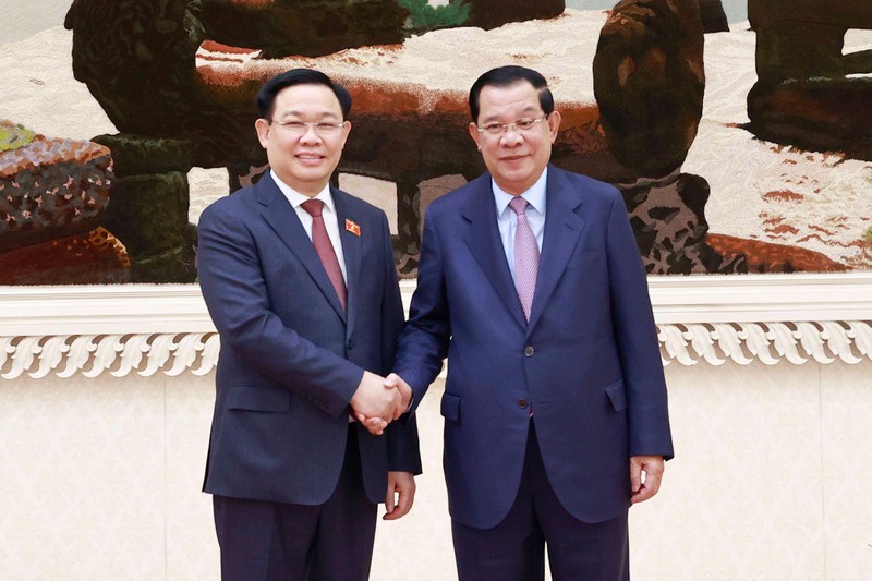 国会主席王廷惠与洪森首相握手。