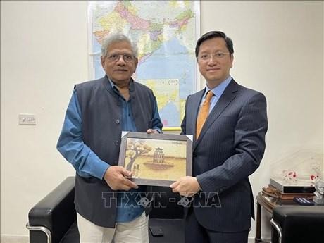 越南驻印度大使阮青海向印度共产党总书记西塔拉姆·亚秋里送礼。（图片来源：越通社）