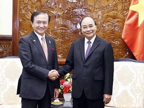国家主席阮春福与日本神奈川县知事黑岩佑治握手。