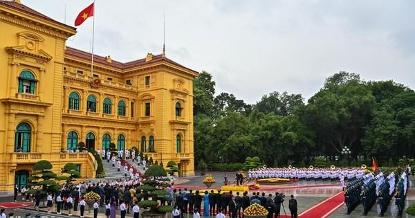 越南国家主席阮春福为乌干达总统约韦里·卡古塔·穆塞韦尼举行欢迎仪式。