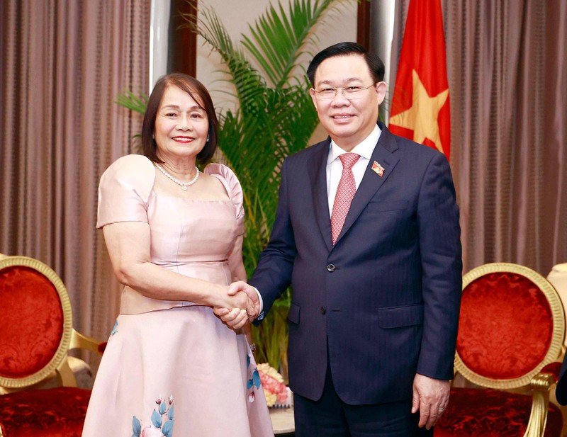 国会主席王廷惠与克拉松·马兰雅恩省长握手。