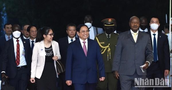 范明正总理和约韦里·卡古塔·穆塞韦尼总统步入会议厅。