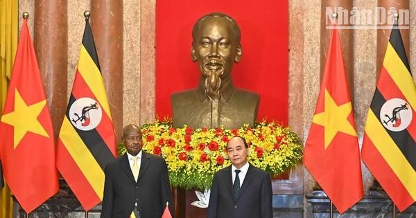 国家主席阮春福和乌干达总统约韦里·卡古塔·穆塞韦尼见证合作文件签字仪式。