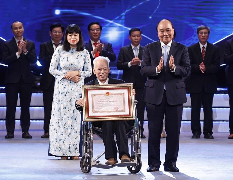 国家主席阮春福颁发奖项。