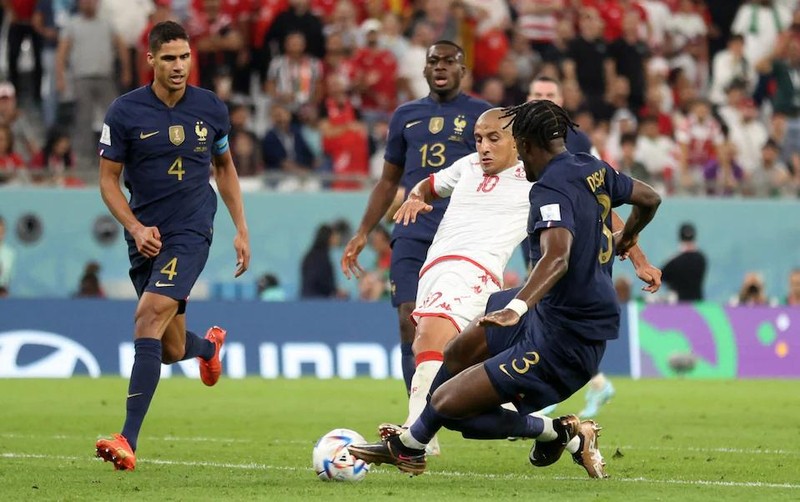 纳德•甘德里（白衫）为突尼斯队打入一球。