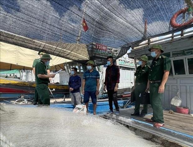 边防部队向渔民宣传关于打击非法、不报告和不管制（IUU）捕捞规定。