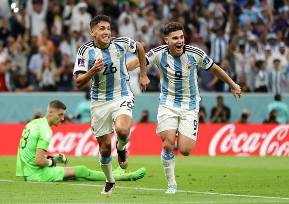 阿根廷球员为进球庆祝。