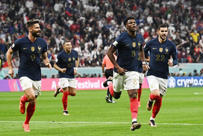 法国球员庆祝进球。