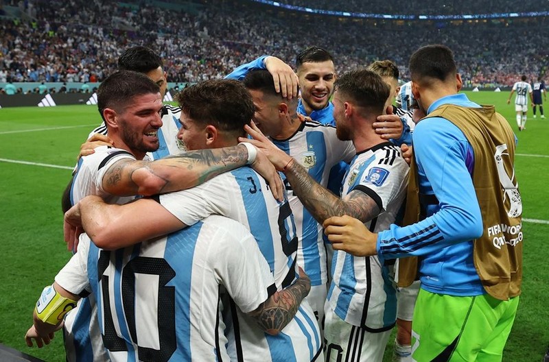 阿根廷球员庆祝胜利。