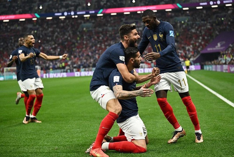 法国球员们为进球庆祝。