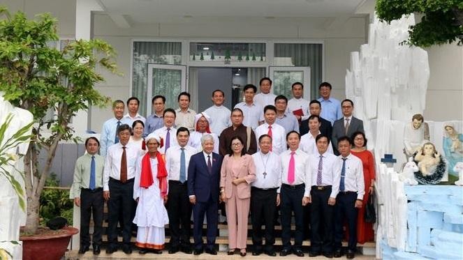 越南祖国阵线中央委员会主席杜文战合影留念。