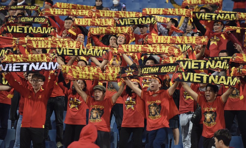 越南球迷为国家足球队助威。（陈海 摄）