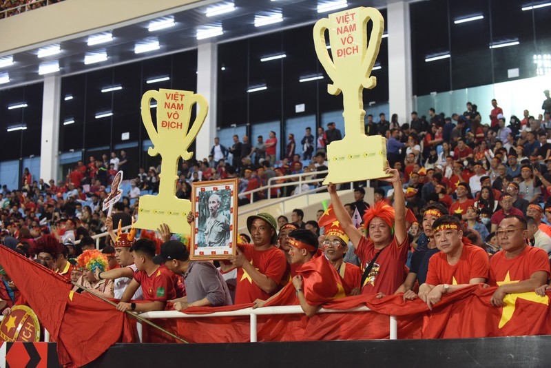 越南球迷染红了美廷国家体育场一角。（陈海 摄）