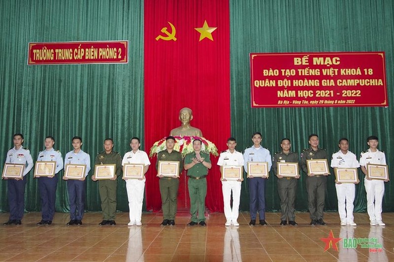 二号边防中专学校举行柬埔寨学员越南语培训班结业典礼。（图片来源：越南人民军队报）