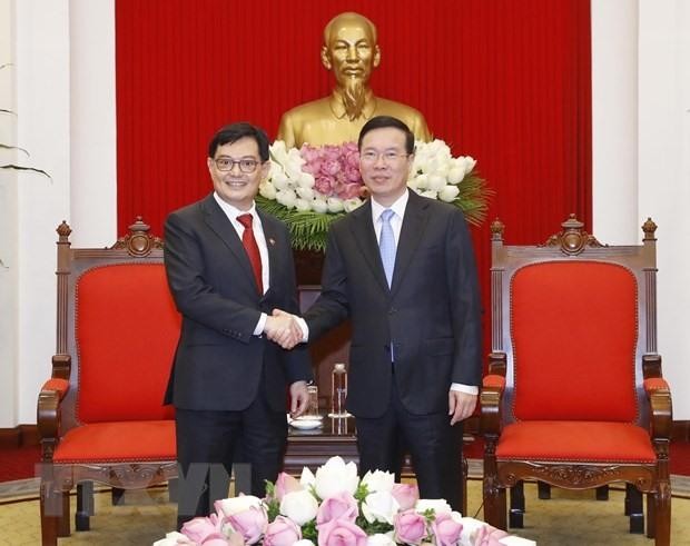 越共中央书记处常务书记武文赏会见新加坡副总理王瑞杰。