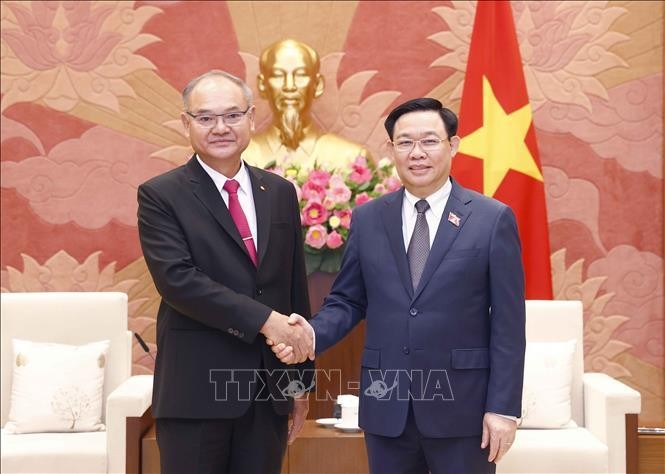 越南国会主席王廷惠会见泰国上议院第一副议长。