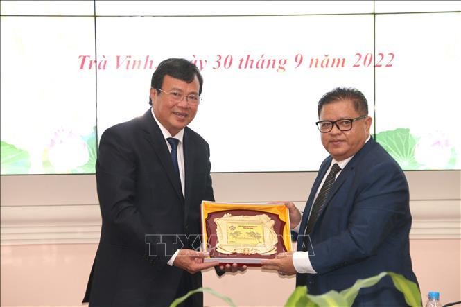 茶荣省人民委员会主席黎文垦（左）向柬埔寨文化艺术部国务秘书隆·波纳西里瓦赠送礼品。（图片来源：越通社）