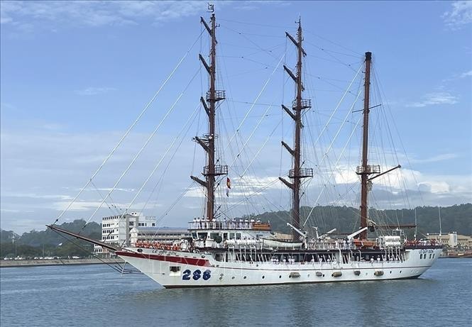 越南海军学院黎贵惇286号帆船圆满结束对马来西亚皇家海军访问之旅。