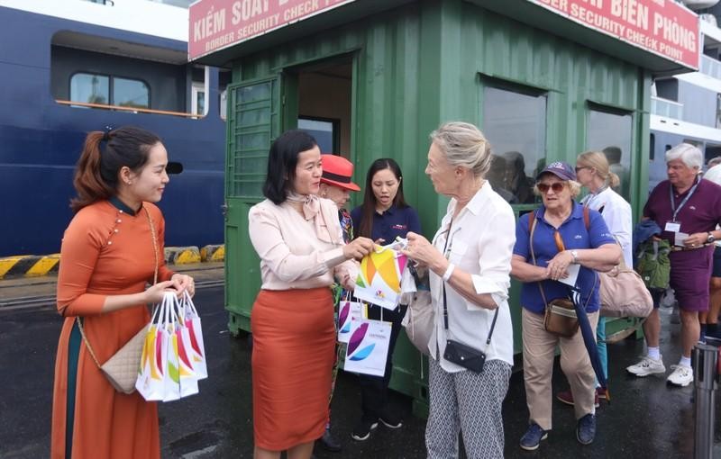 岘港市旅游局领导代表在欢迎仪式上向最先来到岘港的游客赠送鲜花和纪念品。