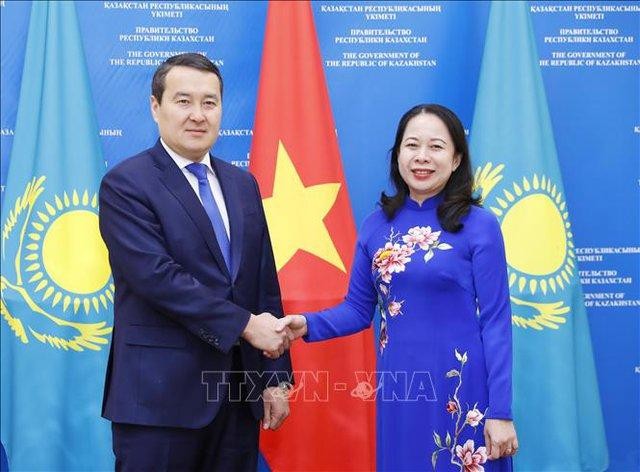 越南国家副主席武氏映春会见哈萨克斯坦总理阿里汗·斯迈洛夫。