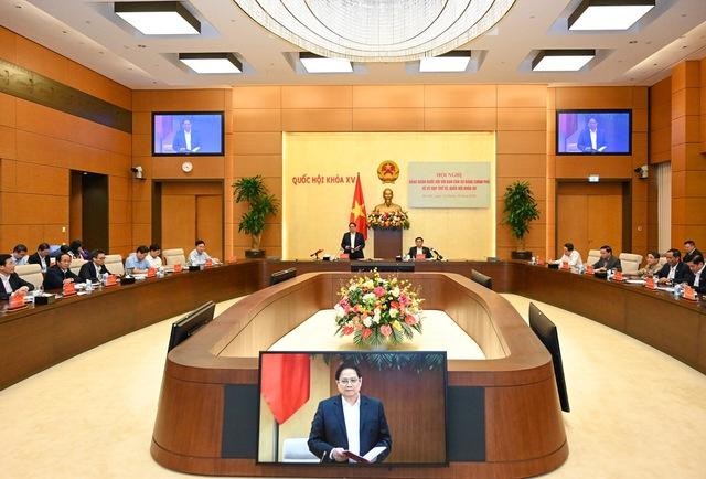 越南国会党团与政府党组召开会议。