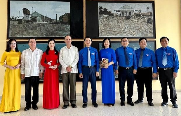 越南代表团与古共中央书记处书记、中央意识形态部部长罗赫里奥合影。（图片来源：越通社）