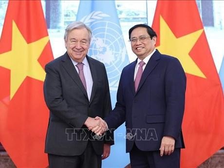越南政府总理范明正与联合国秘书长安东尼奥·古特雷斯亲切握手。（图片来源：越通社）