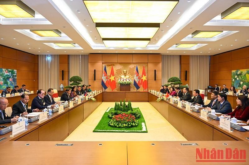 越南国会主席王廷惠与柬埔寨参议院主席赛冲举行会谈。