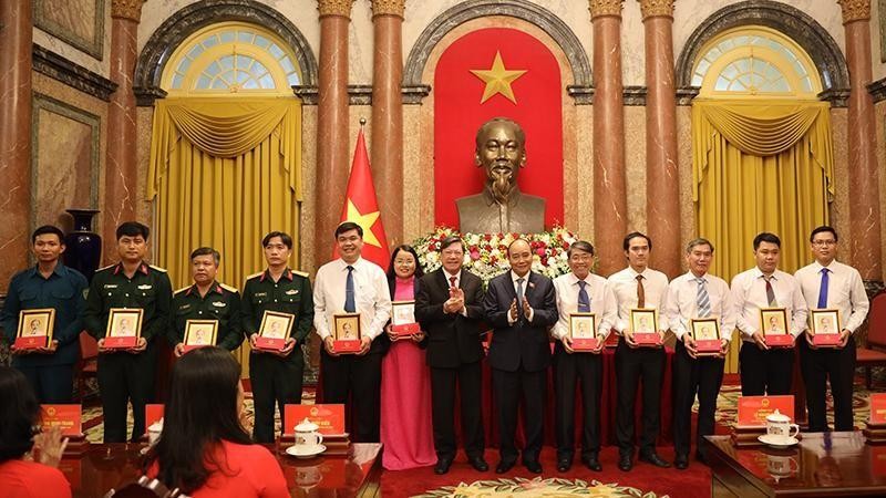 越南国家主席阮春福会见永隆省先进模范代表团。