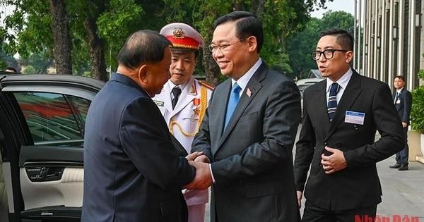 越南国会主席王廷惠与柬埔寨参议院主席赛冲握手。