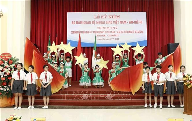 庆祝越南与阿尔及利亚建交60周年的表演节目之一。