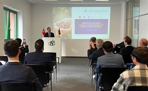 越南驻德国大使馆商务参赞裴王英在研讨会上向双方企业介绍了越德经济合作机制。（图片来源：越通社）