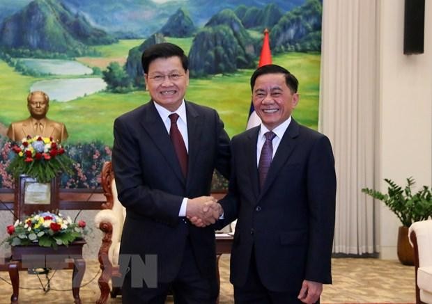 老挝人民革命党总书记、老挝国家主席通伦·西苏里会见越共中央检查委员会主任陈锦秀。（图片来源：越通社）