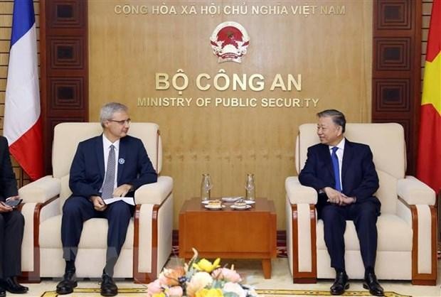 越南公安部部长苏林大将会见了法国驻越南大使尼古拉斯·沃纳里。