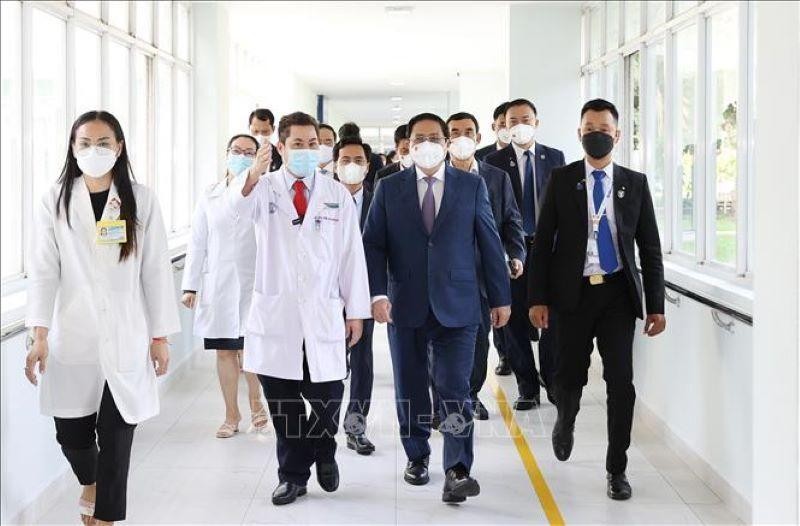 越南政府总理范明正造访金边大水镬医院。（图片来源：越通社）