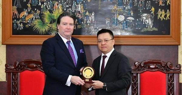 《人民报》社总编辑黎国明会见了来访并举行工作会议的美国驻越南大使马克•纳珀。（完）