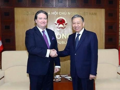 越南公安部长苏林大将会见美国驻越南大使马克•纳珀。